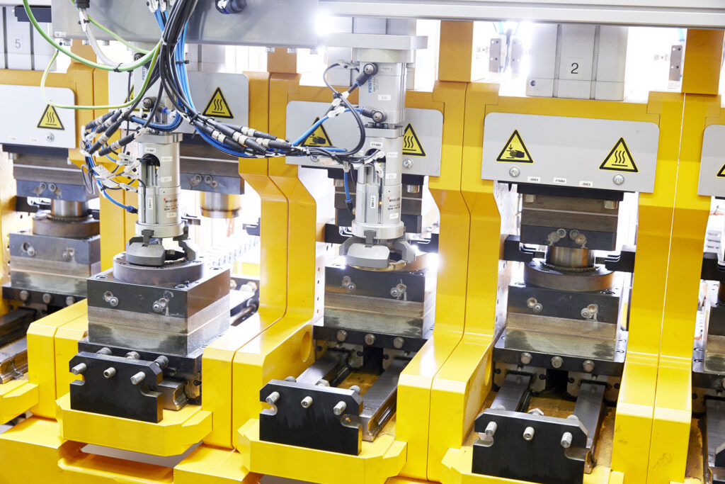 Gezeigt wird hier ein Roboter, der maschinell viele Sachen gleichzeitig erledigen kann.